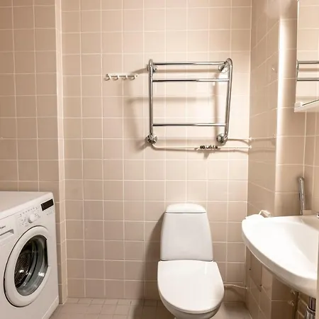 -- 2ndhomes Bright & Compact With The Loc --
